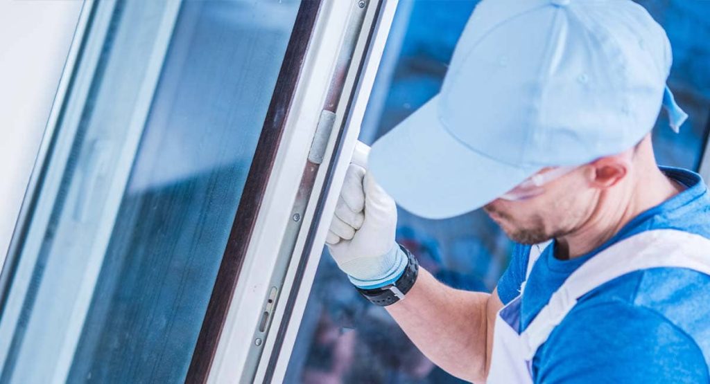 Vitrier en intervention sur une fenêtre en verre double vitrage