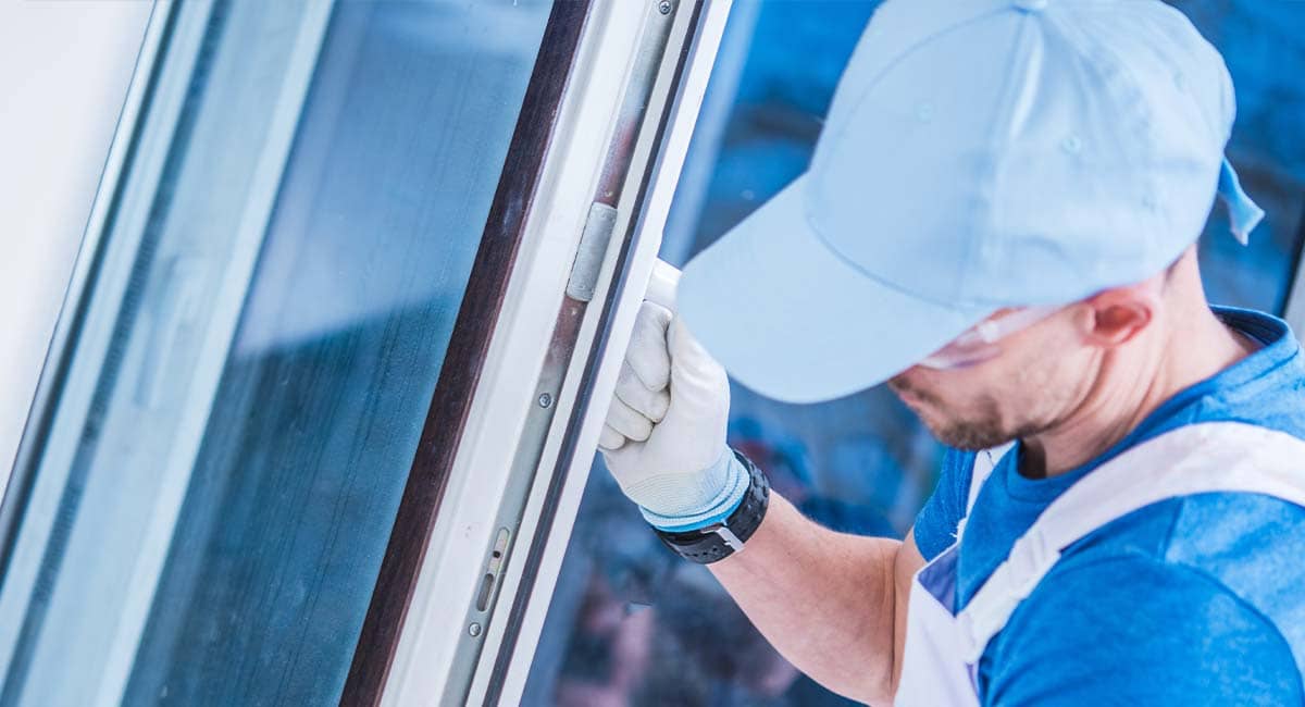 Vitrier en intervention sur une fenêtre en verre double vitrage