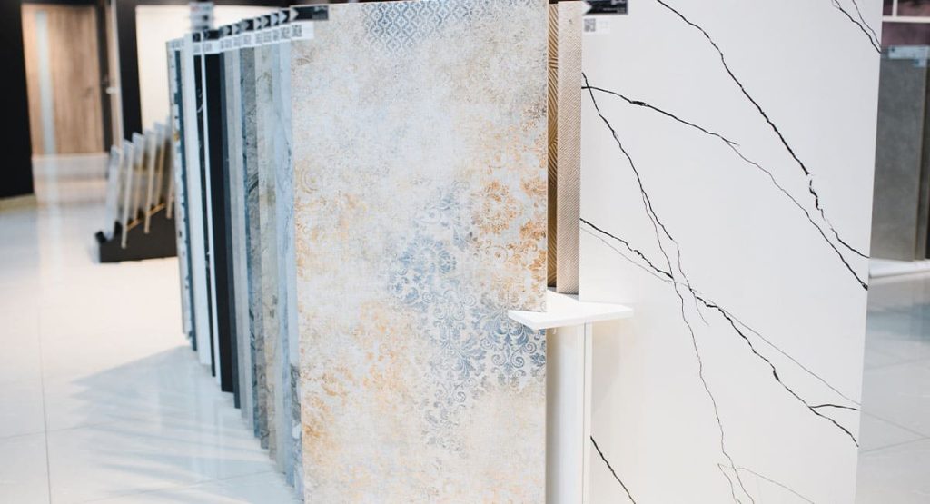 Échantillons de panneaux décoratifs et revêtements imitation marbre et textures pour cuisines