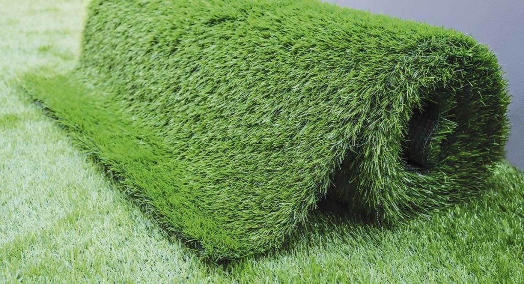 Pose de gazon synthétique pour jardins, terrasses ou balcons