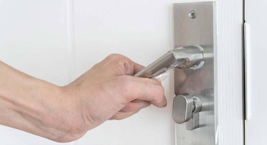 Ouverture de porte par un professionnel de la serrurerie