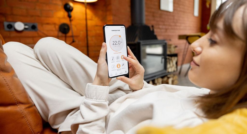Maison moderne équipée des équipements domotiques indispensables, pilotés depuis un téléphone portable