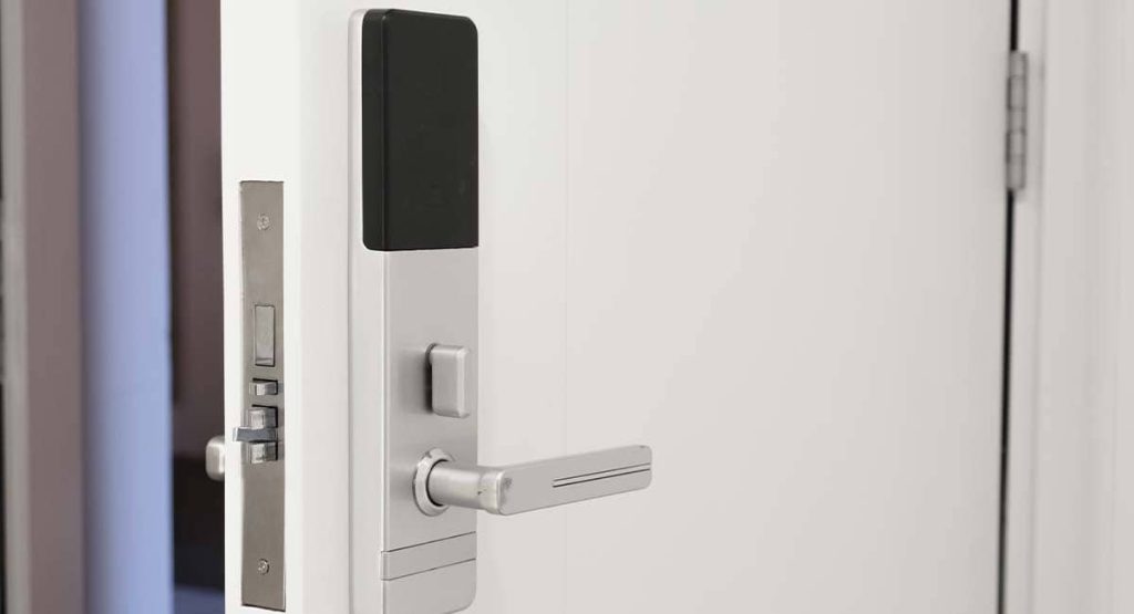 Porte équipée d’une serrure intelligente, installation ou dépannage par un serrurier