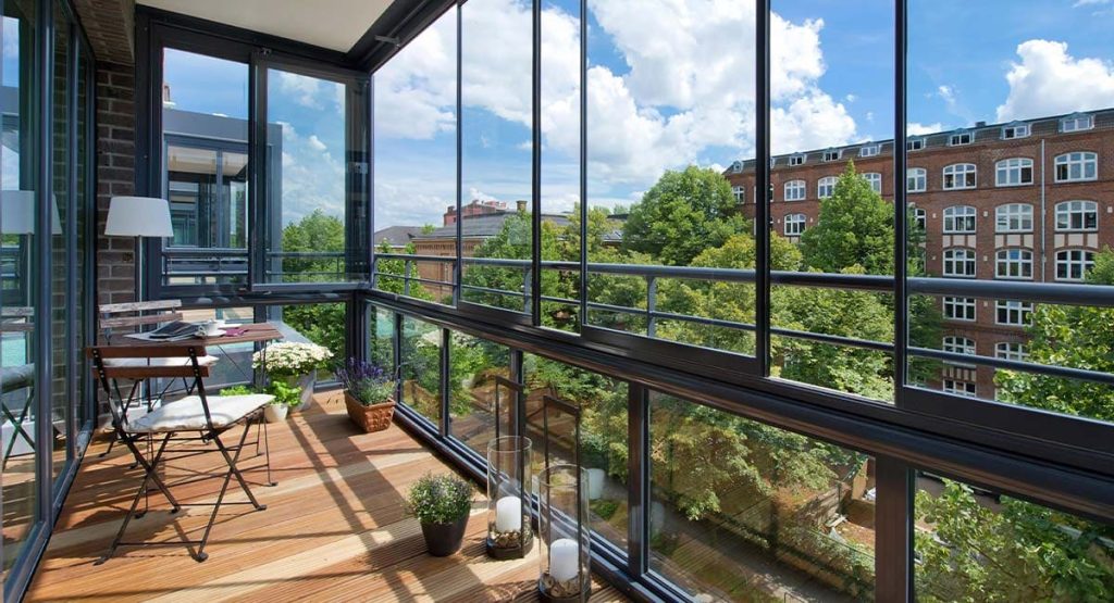Pose de véranda sur balcon avec structure en aluminium et vitrage panoramique