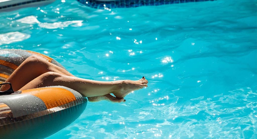 Moment de détente dans une piscine