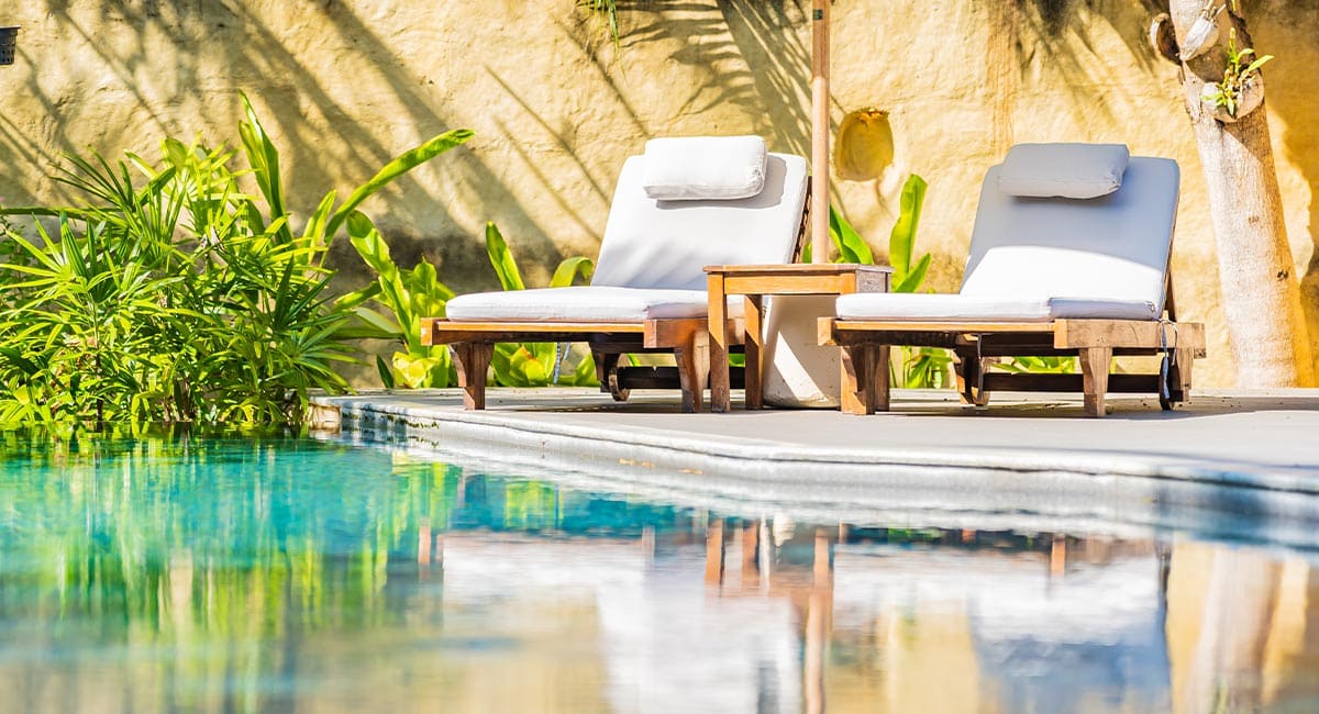 Aménagement de piscine avec transats en bois