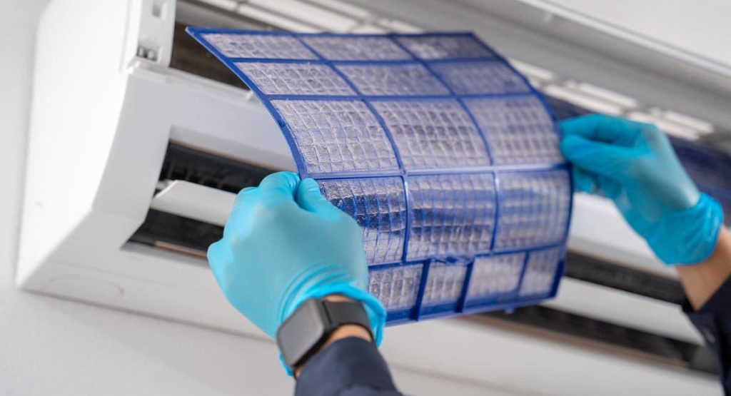 Nettoyage du filtre d'un climatiseur mural par un technicien